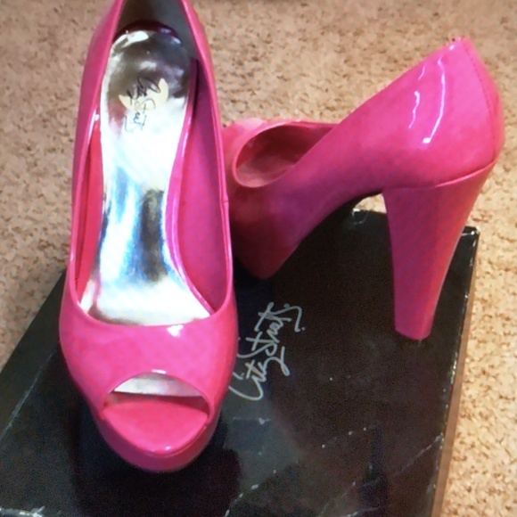 Coco Pink Patent Leather Open Toe Heels, size 6.5 - Picture 3 of 3